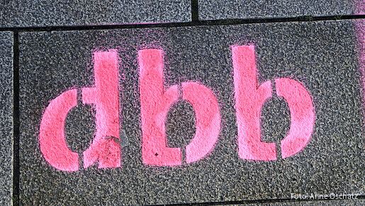 Das Foto zeigt den Schriftzug "dbb".