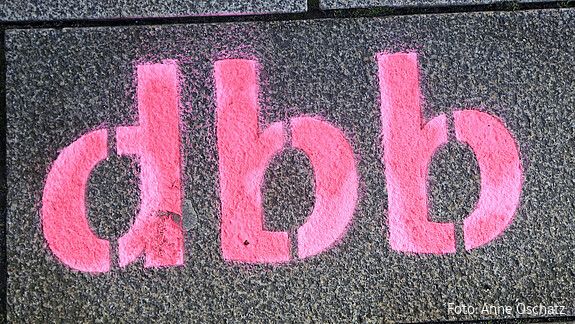Das Foto zeigt den Schriftzug "dbb".