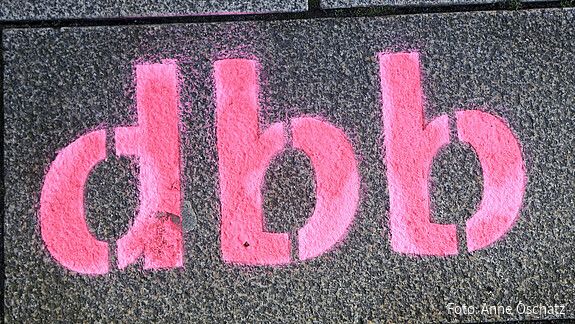 Das Foto zeigt den Schriftzug "dbb".