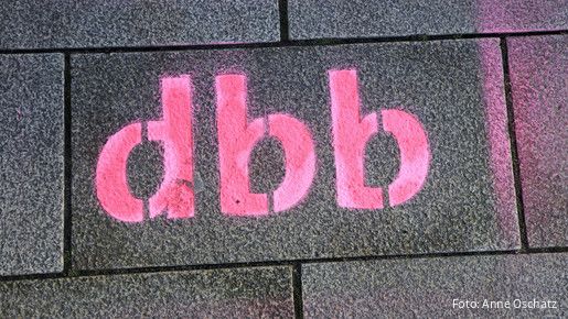 Das Foto zeigt den Schriftzug "dbb".