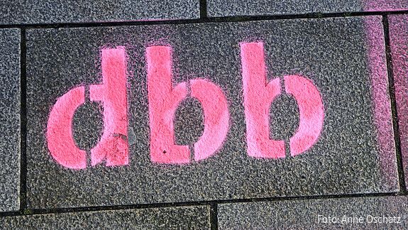 Das Foto zeigt den Schriftzug "dbb".