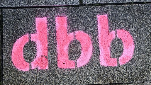 Das Foto zeigt den Schriftzug "dbb".
