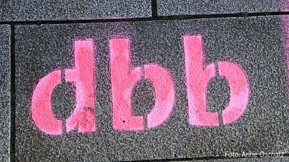 Das Foto zeigt den Schriftzug "dbb".