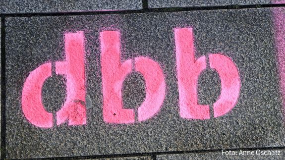 Das Foto zeigt den Schriftzug "dbb".