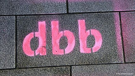 Das Foto zeigt den Schriftzug "dbb".
