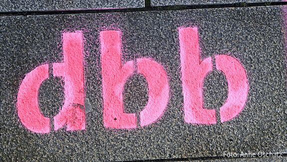 dbb-Schriftzug - dbb beamtenbund und tarifunion Das Foto zeigt den Schriftzug "dbb".
