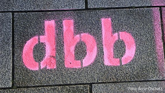 Das Foto zeigt den Schriftzug "dbb".