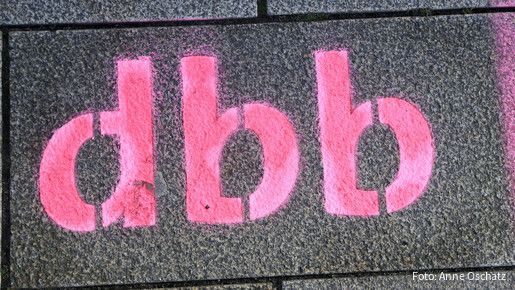 Das Foto zeigt den Schriftzug "dbb".