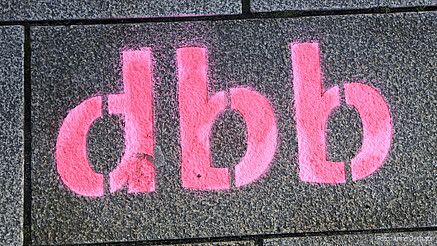 Das Foto zeigt den Schriftzug "dbb".