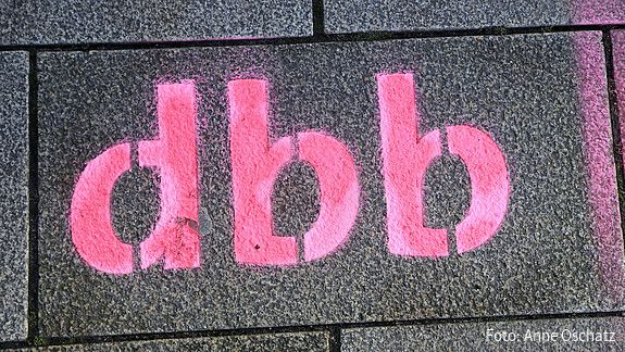 Das Foto zeigt den Schriftzug "dbb".