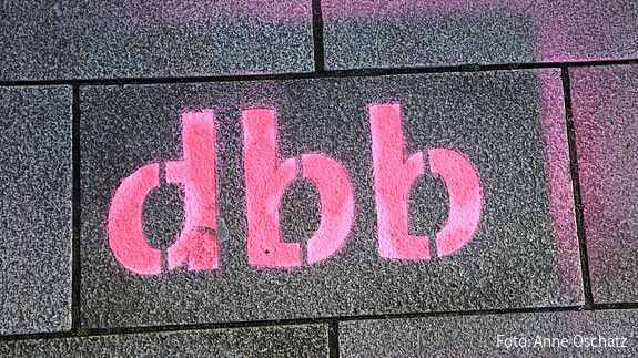 Das Foto zeigt den Schriftzug "dbb".