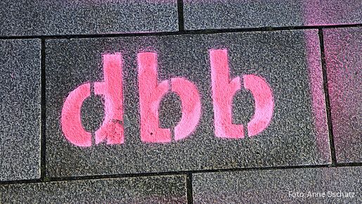 Das Foto zeigt den Schriftzug "dbb".