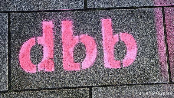 Das Foto zeigt den Schriftzug "dbb".