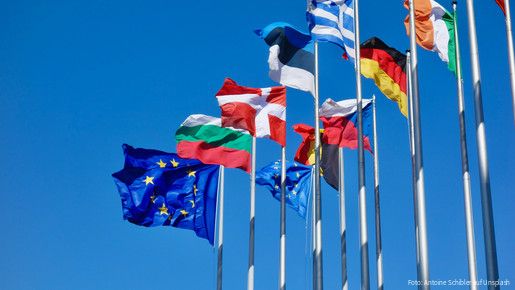 Flaggen im Wind vor dem EU-Parlament in Straßburg