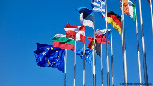 Flaggen im Wind vor dem EU-Parlament in Straßburg