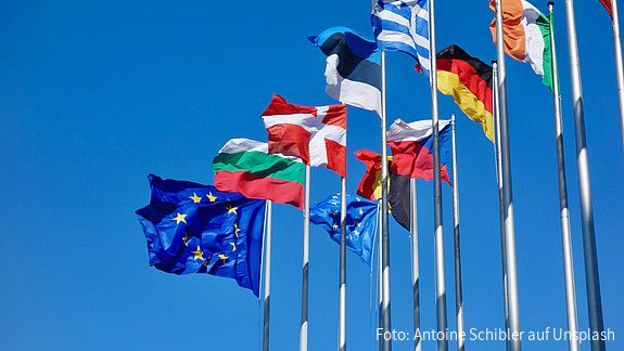 Flaggen im Wind vor dem EU-Parlament in Straßburg