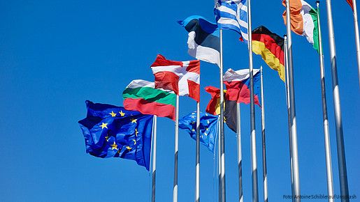 Flaggen im Wind vor dem EU-Parlament in Straßburg