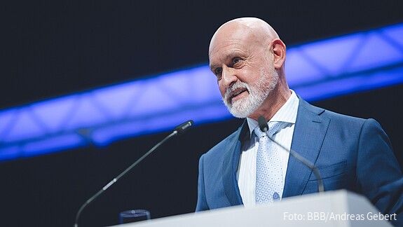 Das Foto zeigt dbb-Chef Geyer am Rednerpult.