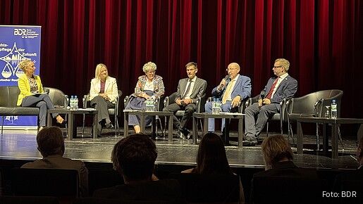 Foto einer Podiumsdiskussion mit sechs Teilnehmenden