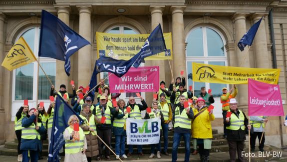 Am 14. November haben Berufsschullehrkräfte in Dresden und Stuttgart für die Forderungen des dbb demonstriert. Am 14. November haben Berufsschullehrkräfte in Dresden und Stuttgart für die Forderungen des dbb demonstriert.