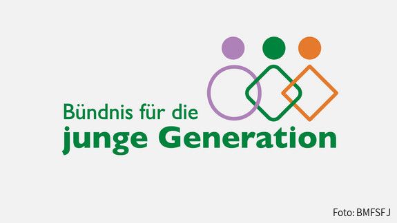 Bündnis für die junge Generation - Logo Das Logo des Bündnisses für die junge Generation zeigt neben dem namengebenden Schriftzug einen Kreis in Lila und zwei Rauten in Grün und Orange als stilisierte Figuren, die sich überlappen.