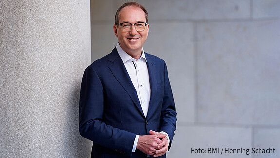Foto von einem Mann in Anzug. Es handelt sich um Bundesinnenminister Alexander Dobrindt