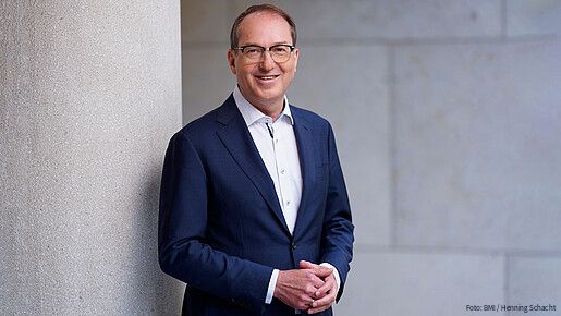 Foto von einem Mann in Anzug. Es handelt sich um Bundesinnenminister Alexander Dobrindt