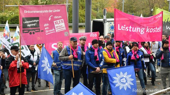 Warnstreik in Saarbrücken Einkommen, Einkommensrunde, Tarifverhandlungen, Tarif, Saarbrücken, Saarland, Protest, Warnstreik, Demonstration, DPolG, komba, Inflation, Lohn, Beamte, Beschäftigte, Bezahlung, Entgelt, Justizministerium