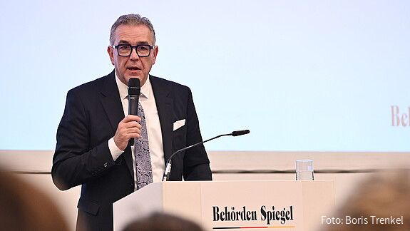 Bessere Gesetze bedeuten weniger Bürokratie Das Foto zeigt Andreas Hemsing, Zweiter Vorsitzender des dbb und Fachvorstand Tarifpolitik, am Rednerpult.