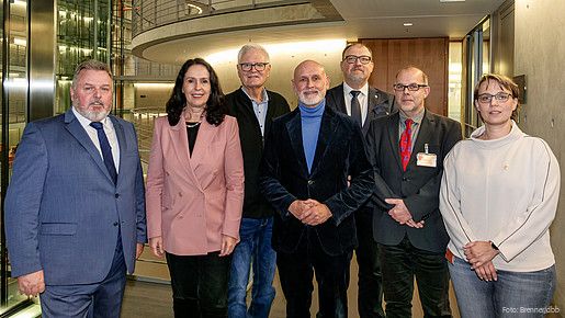 Volker Geyer (mitte) und die Vertreter der dbb Justizgewerkschaften haben bei Elisabeth Winkelmeier-Becker (zweite von links) ihre Argumente platziert.