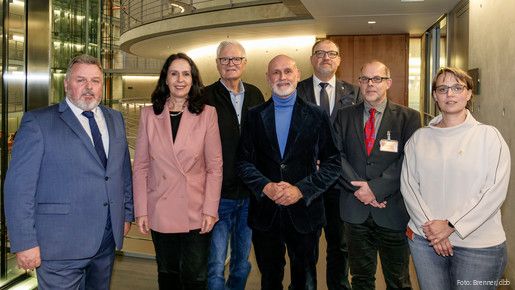 Volker Geyer (mitte) und die Vertreter der dbb Justizgewerkschaften haben bei Elisabeth Winkelmeier-Becker (zweite von links) ihre Argumente platziert.