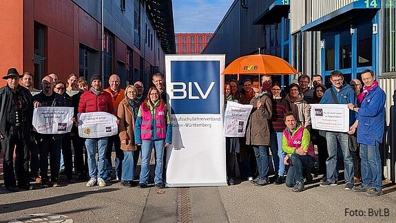 Das Foto zeigt demonstrierende Berufsschullehrkräfte.