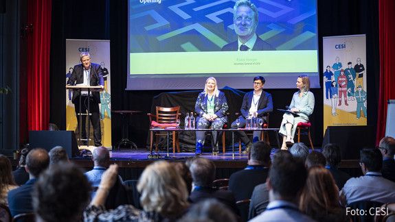 20250907_CESI_Summer_Days Panellisten der CESI Summer Days sitzen auf der Bühne