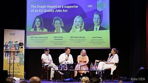 Panellisten der CESI Summer Days sitzen auf der Bühne