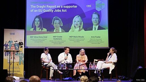 Panellisten der CESI Summer Days sitzen auf der Bühne