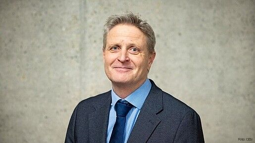 Klaus Heeger im Querformat mit blauem Anzug