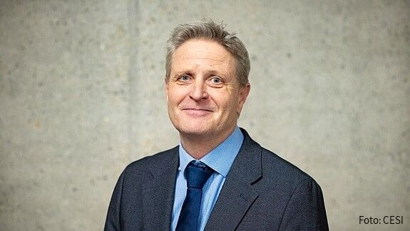 Klaus Heeger im Querformat mit blauem Anzug