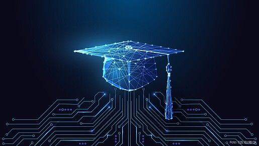 Das Bild zeigt ein digitales, leuchtendes Symbol eines Doktor- oder Absolventenhuts, das durch Netzlinien und Schaltkreise mit Technologie und künstlicher Intelligenz verknüpft ist.