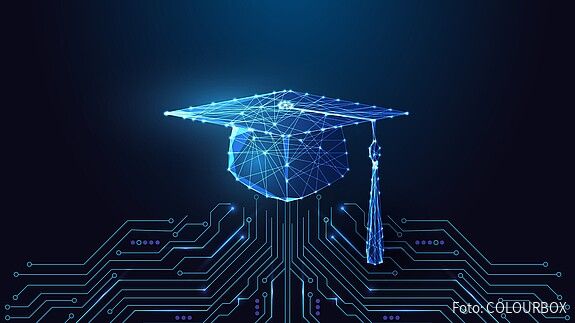 Das Bild zeigt ein digitales, leuchtendes Symbol eines Doktor- oder Absolventenhuts, das durch Netzlinien und Schaltkreise mit Technologie und künstlicher Intelligenz verknüpft ist.