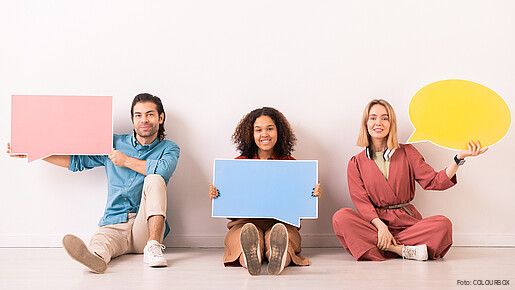 Drei Personen halten je eine Sprechblase zum Dialog hoch. 