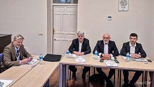 Das Bild zeigt Volker Geyer, der mit Vertreterinnen und Vertretern der spanischen Gewerkschaft Central Sindical Independiente y de Funcionarios an einem Tisch sitzt-