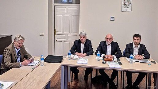 Das Bild zeigt Volker Geyer, der mit Vertreterinnen und Vertretern der spanischen Gewerkschaft Central Sindical Independiente y de Funcionarios an einem Tisch sitzt-