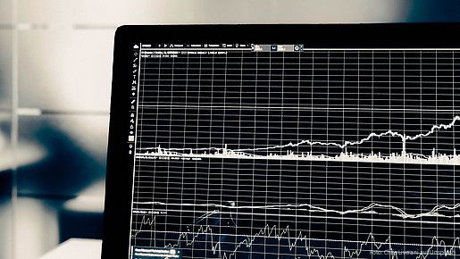 Ein Computerbildschirm mit einer grafischen Entwicklung von Zahlen