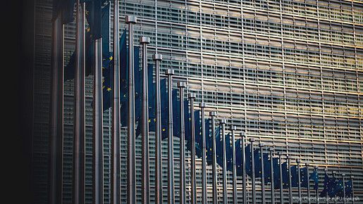 Die Europäischen Flagge ist vor der Europäischen Kommission gehisst
