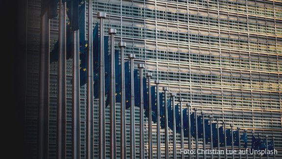 Europäische Kommission Die Europäischen Flagge ist vor der Europäischen Kommission gehisst