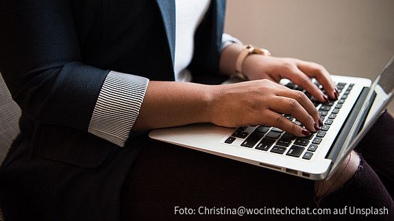 Frau am Laptop