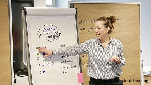 Das Foto zeigt Lisa Dürer, Geschäftsführerin der Akademie für Ehrenamtlichkeit. Sie erklärt etwas am Flipchart.