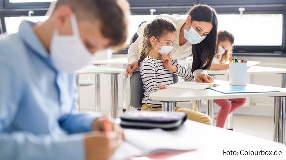 Schulklasse während Corona-Pandemie