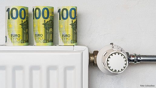 Mehrere Hundert-Euro-Scheine sind auf einem Heizkörper plaziert.