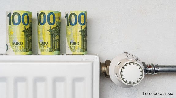 Heizung Mehrere Hundert-Euro-Scheine sind auf einem Heizkörper plaziert.